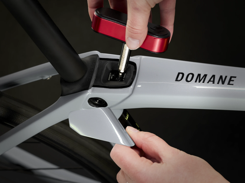 TREK Domane SL 5 Gen 4 Road Bike in Plasma Grey Pearl-7