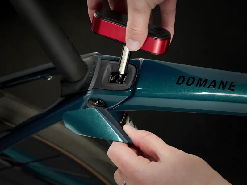 TREK Domane SL 5 Gen 4 Road Bike in Dark Aquatic-7