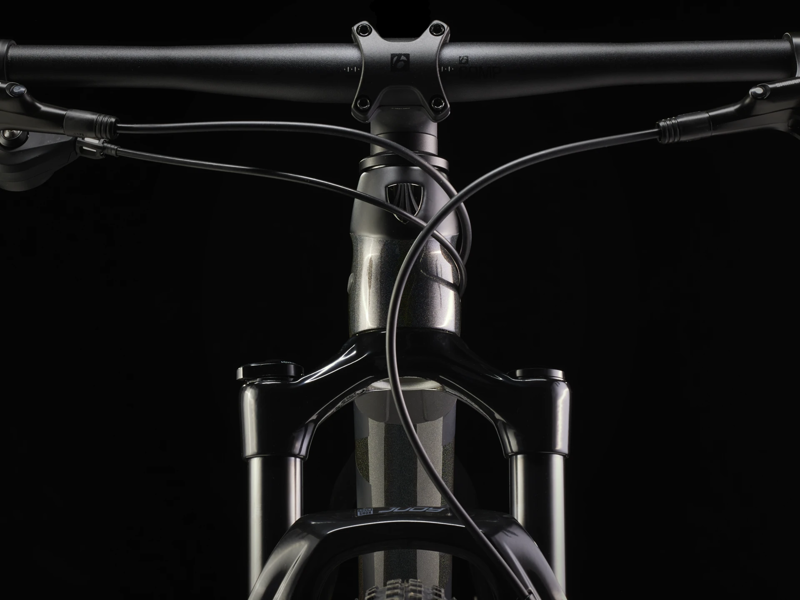 TREK Procaliber 9.5 XC Mountain Bike in Gloss Dark Prismatic and Matte Trek Black-8