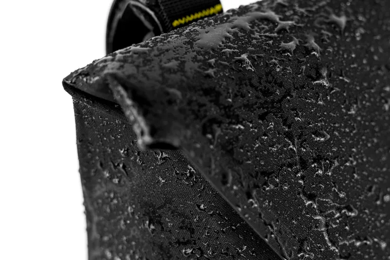 Apidura Racing Handlebar Pack 2L-4