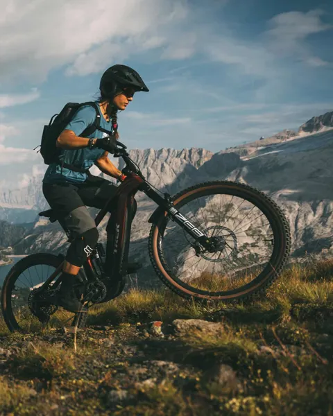 Womand on an e-bike climbing