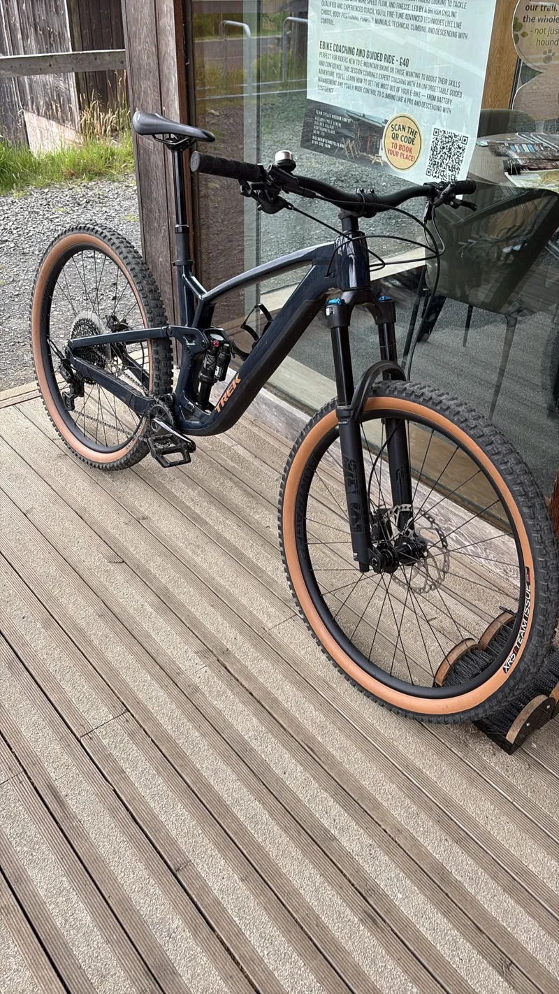 EX DEMO TREK Fuel EX 8 XT Gen 6 Full Suspension Mountain Bike-1