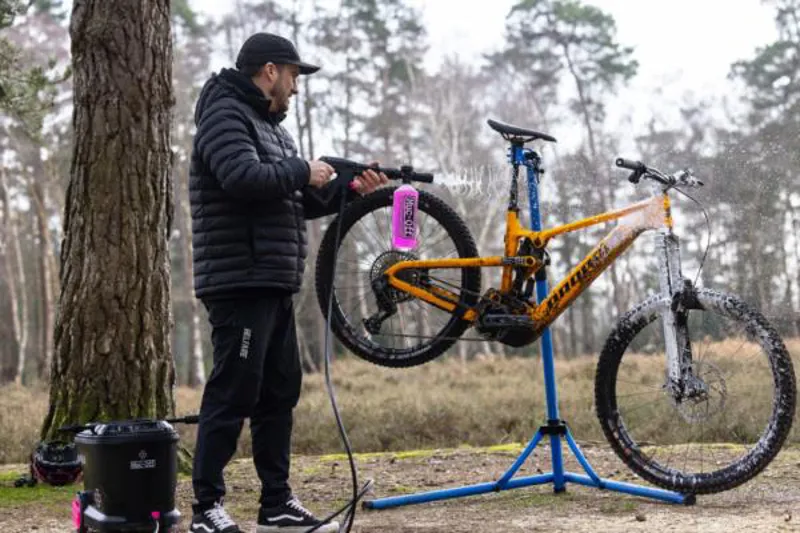 Muc-Off Mobile Pressure Washer and 1L Nano Cleaner-4