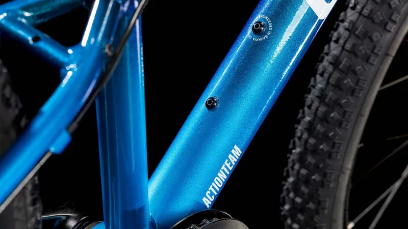 Cube Acid 240 Disc Kids Mountain Bike in Actionteam-3
