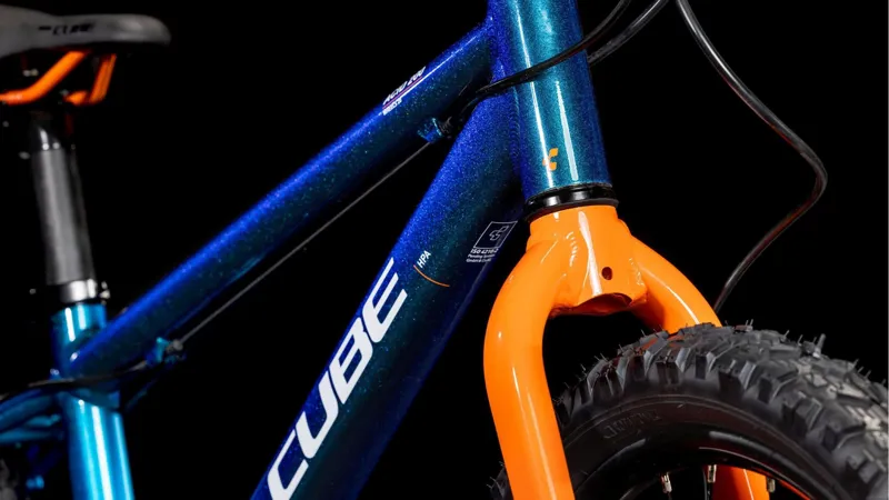 Cube Acid 200 Disc Kids Mountain Bike in Actionteam -2