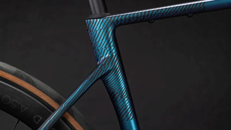 Cube Attain C:62 SLT Road Bike in Shiftmint and White-2