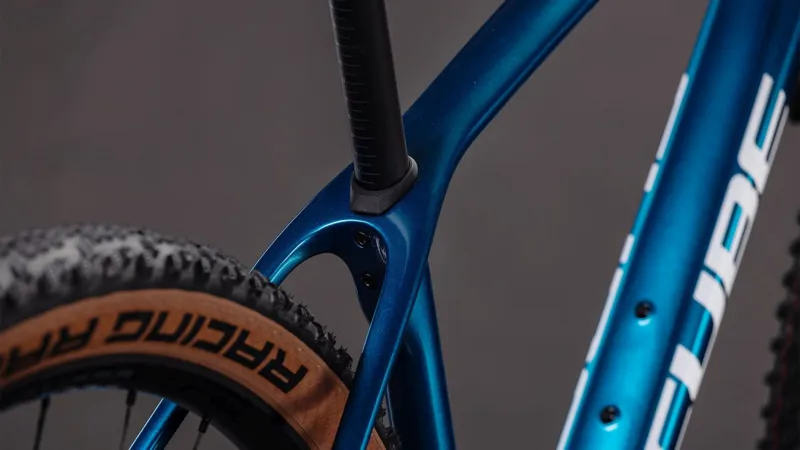 Cube Reaction C:62 SLX Hardtail Mountain Bike in Electricblue and White-2