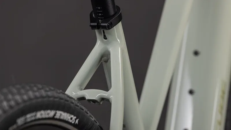 Cube Editor Hybrid SLX 400Wh Electric Hybrid Bike in Reedbeige and Chrome-1