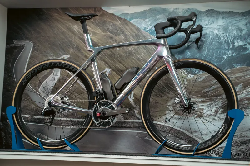 EX DISPLAY TREK Madone SLR 9 AXS Gen 8 Road Bike in Interstellar