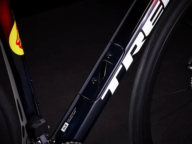 TREK Domane SLR 6 Gen 4 in Metallic Red Smoke and Blue Smoke Fade-4