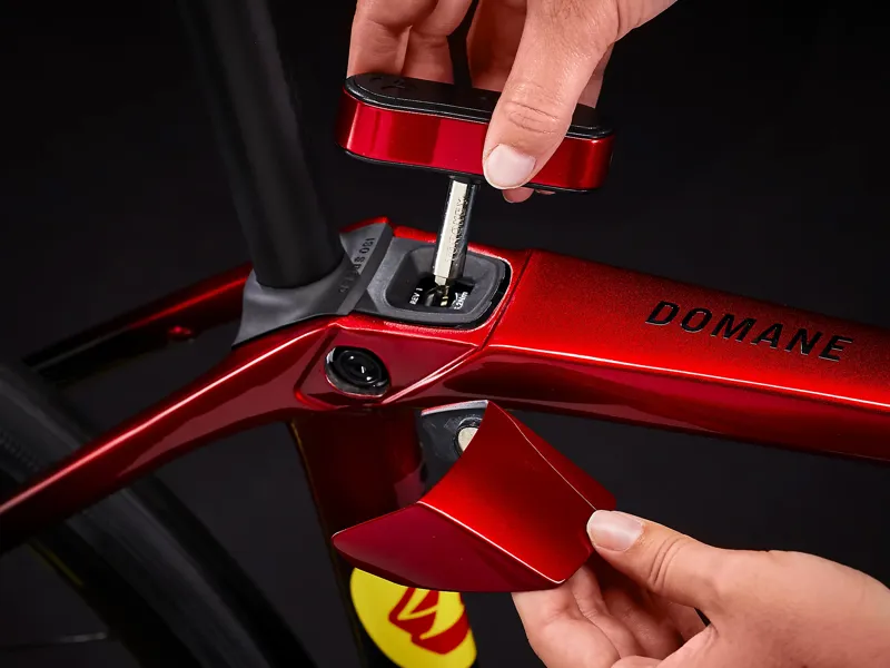 TREK Domane SLR 6 Gen 4 in Metallic Red Smoke and Blue Smoke Fade-10