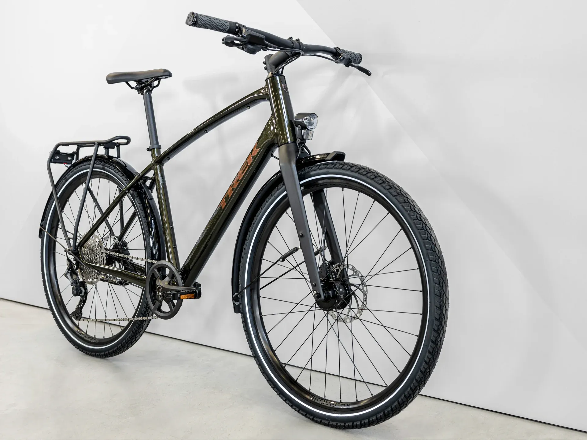 TREK Dual Sport Equipped Gen Hybrid Bike in Black Olive