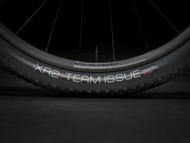 TREK Procaliber 9.7 AXS XC Mountain Bike in Carbon Blue Smoke and Deep Dark Blue-5