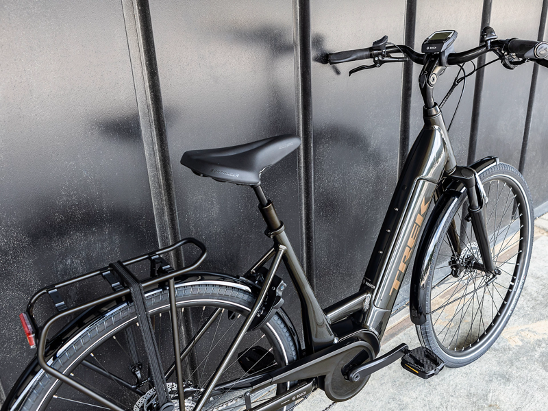 TREK Verve+ 4 Lowstep 500Wh Electric Hybrid Bike in Lithium Grey-11