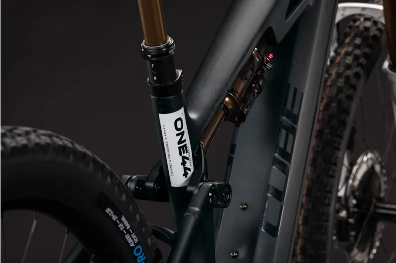 Cube Stereo Hybrid ONE44 HPC AT 800Wh Electric Full Suspension Mountain Bike in Carbon and White-6