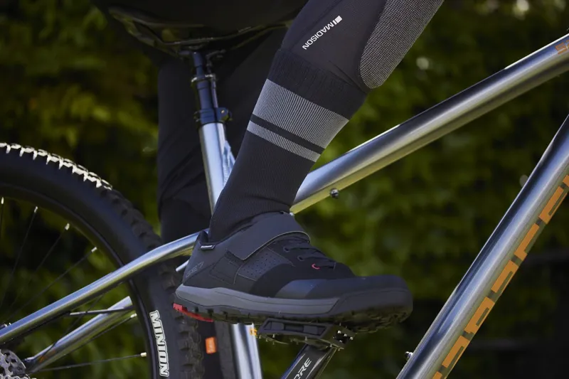 Madison DTE Isoler Waterproof Long Cycling Sock in Black-2