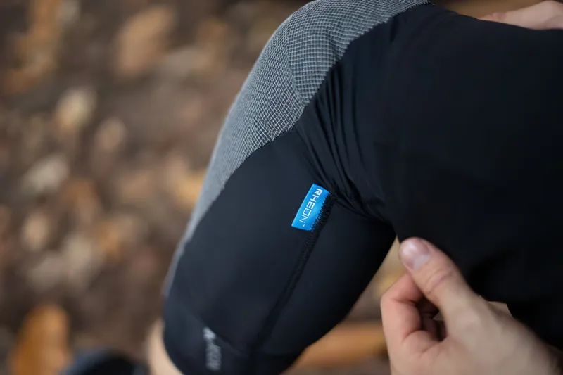 Madison DTE Level 2 RHEON Knee Pad Set-1
