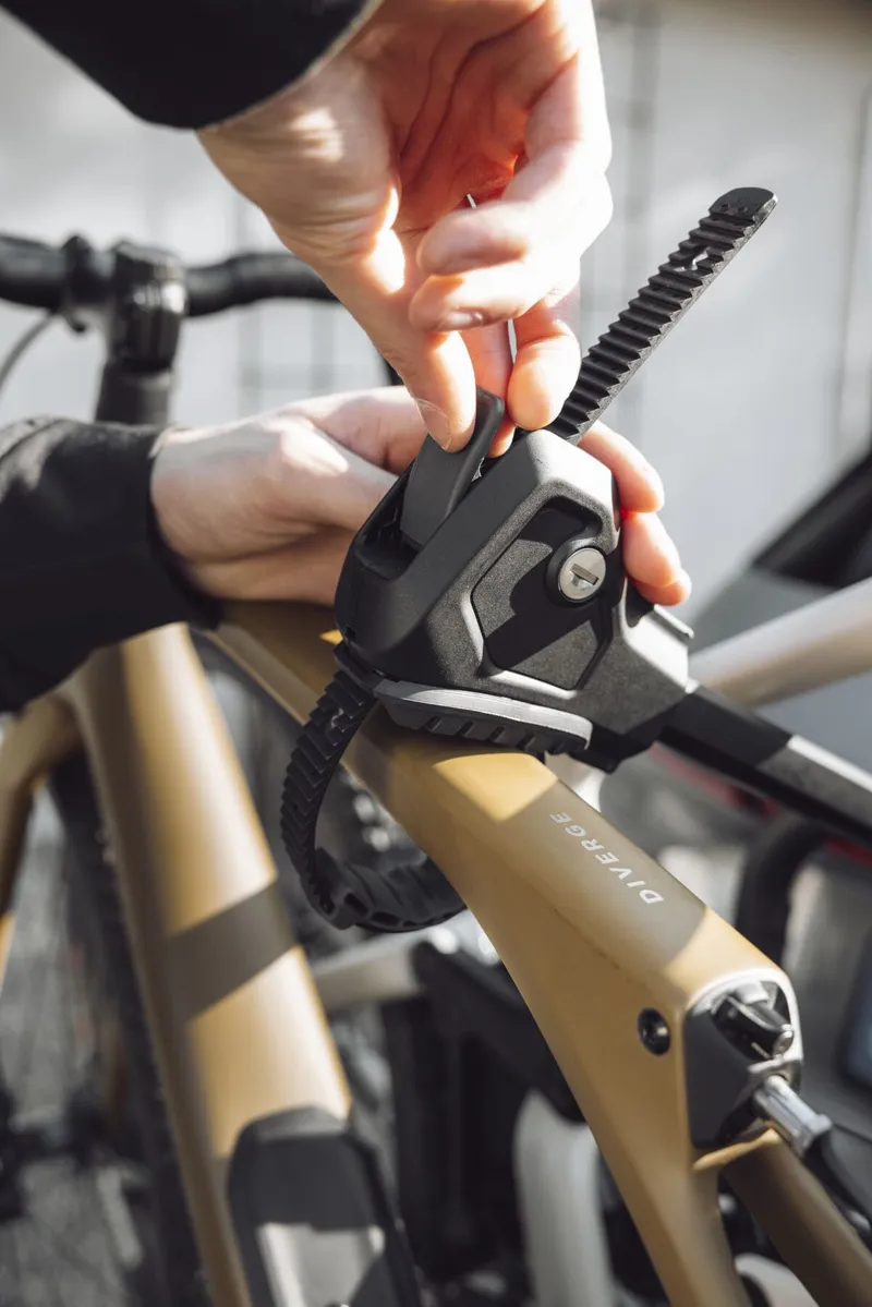 Thule 945 EasyFold 3 3-Bike AcuTight 13 Pin Bike Carrier-5