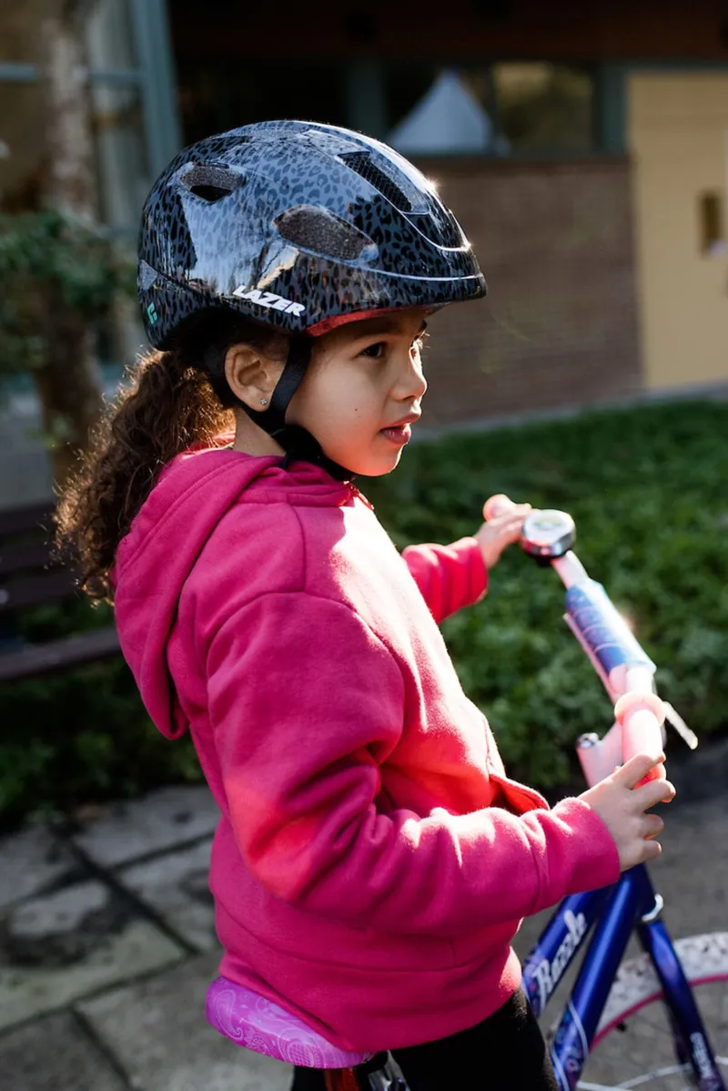 Lazer NutZ KinetiCore 2.0 Uni-size Helmet in Butterfly-5